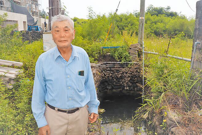 76歲的攝影師張全近幾年投入畚箕井的田野調查，他已經找到23座的畚箕井，希望能讓這份珍貴的文化資產受到大家的重視。（張茂雄攝）