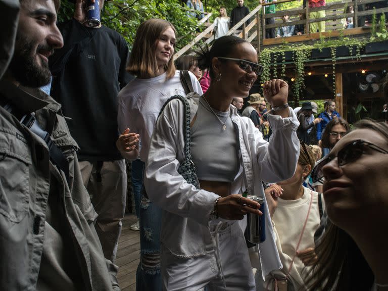 Jóvenes celebran el retorno de las fiesta en Kiev, en medio de la guerra, el 17 de julio de 2022