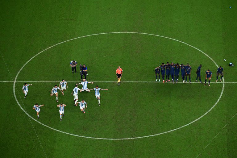 El instante consagratorio visto desde el aire: Argentina es campeón mundial, sus jugadores comienzan a festejar y los franceses a lamentarse