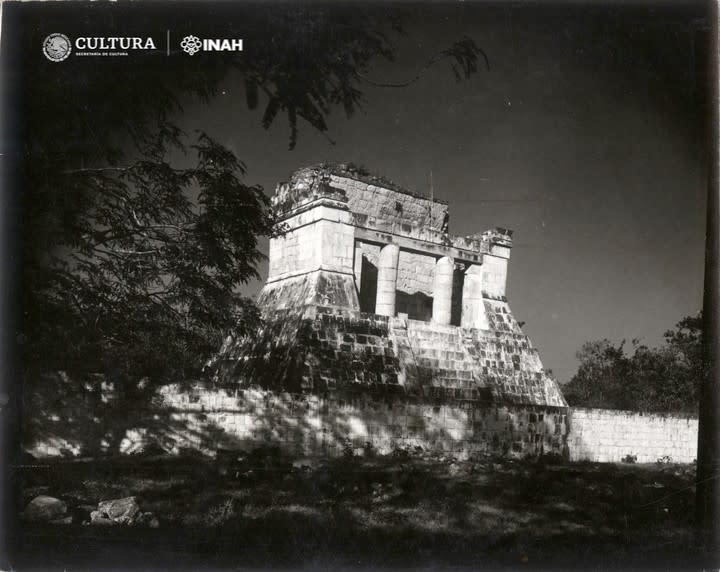 edificio del hombre barbado chichen itza foto del año 1950