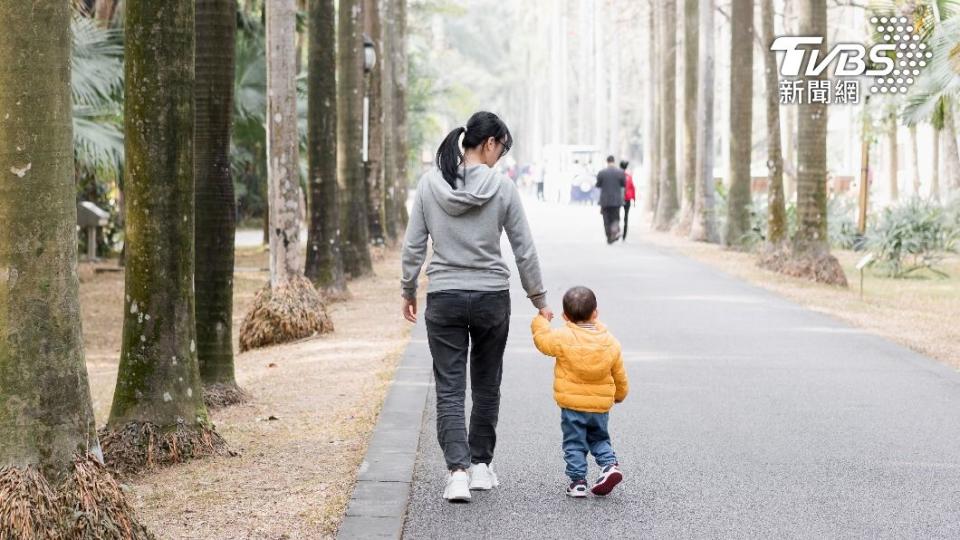 驚蟄節氣在室外緩緩散步，有助於身體健康。（示意圖／shutterstock 達志影像）