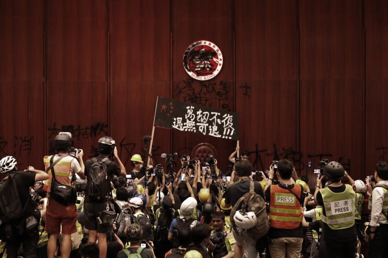 <cite>2019年7月1日，香港再度爆發反《逃犯條例》修訂、反送中大規模示威，示威者晚間衝進立法會（AP）</cite>