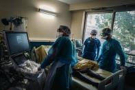 Miembros del personal médico vigilan el estado de uno de los ingresados en la UCI con Covid-19. (Foto: Lucas Barioulet / AFP / Getty Images).