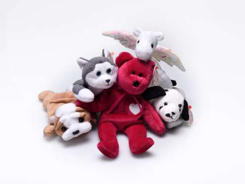 <p>Gli adorabili peluche, originariamente al prezzo di $ 5 a testa, erano una grande mania negli anni ’90. Oggi, se possiedi uno di questi rari giocattoli in buone condizioni, con l’etichetta intatta, puoi accaparrarti circa $ 430 – $ 1,800 (€ 347- € 1,453) online, a seconda del modello. (Getty) </p>