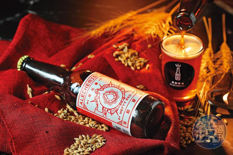 用24％台灣作物釀造的「硬紅春」，暗紅色酒體、焦糖香氣，以及入口的濃郁麥香甜味與高酒精濃度，深受啤酒愛好者的歡迎。（200元／瓶）