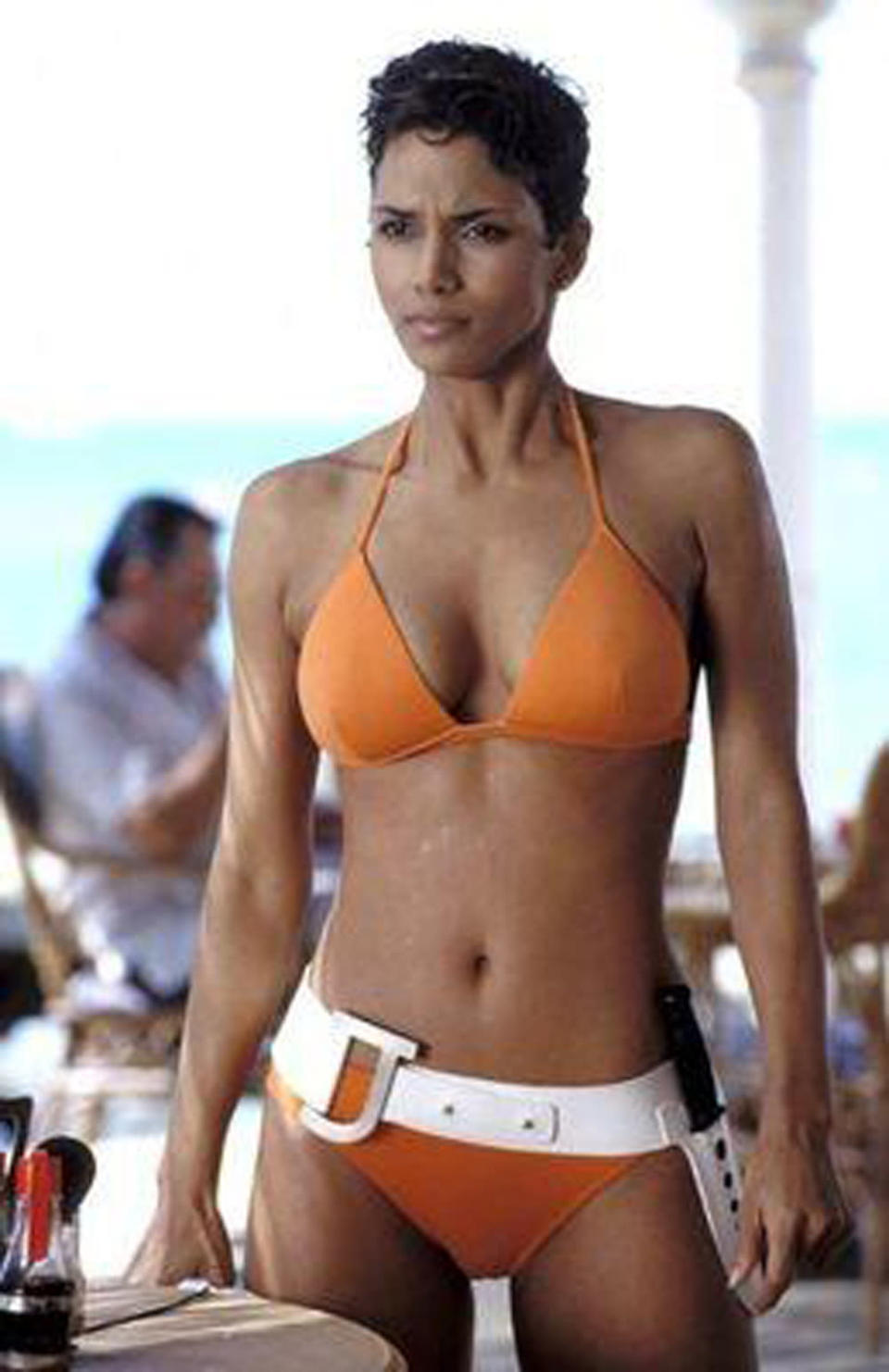 Halle Berry (“Die Another Day” - 2002): Si te mostramos a Ursula Andress en Dr. No, como no rescatar a Halle en el papel de Jinx Johnson, otra de las “Chicas Bond” que nadie podrá olvidar.