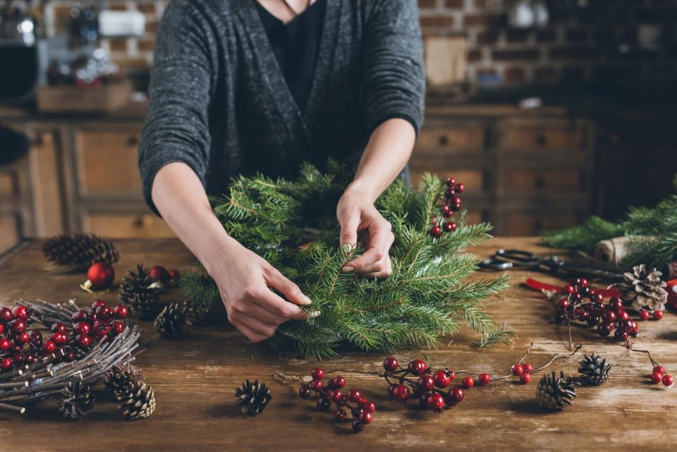 <p>Der Duft von Tannen gehört einfach zu Weihnachten dazu. Doch der Baum wird vielerorts erst kurz vor dem Fest aufgestellt. Warum nicht schon etwas früher den weihnachtlichen Geruch in die Wohnung holen? Tannenzweige lassen sich in einer Vase oder auch zusammengebunden ausgezeichnet als Dekoration verwenden. (Bild: iStock / LightFieldStudios)</p>