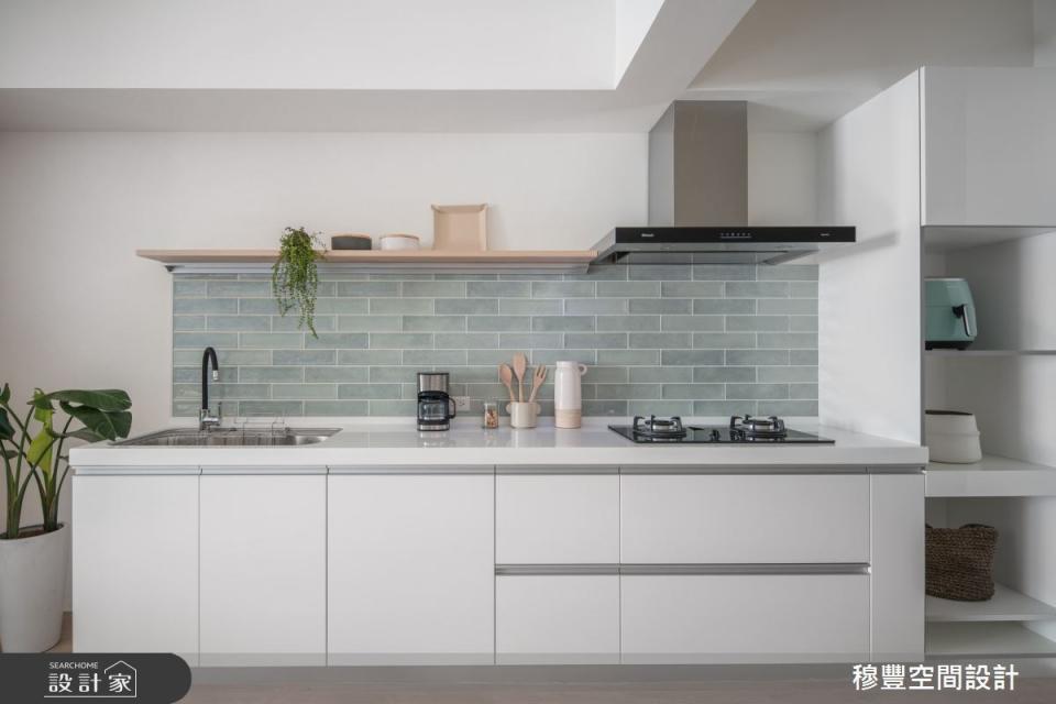 <p>案例一、開放式廚房在防濺板採用藍色地鐵磚，凸顯純白廚具和電器櫃的簡潔。</p> 
