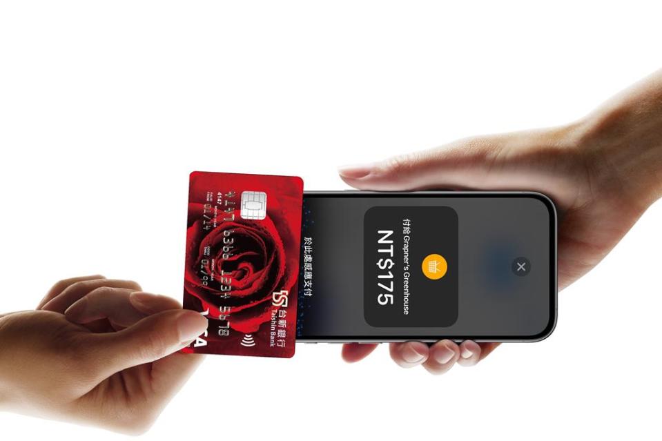 台新銀推「iPhone 卡緊收」 隨時隨地快速收款，無需刷卡機。（台新提供）