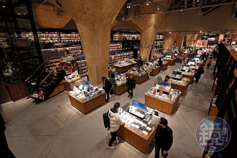 一眼看不完的書店空間，難怪能一次收納30萬冊的各式圖書。