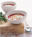 <p>Hyper simple, mais délicieux. Cette soupe froide est la recette estivale parfaite. Mixez des tomates, de l’ail, des oignons, des poivrons et du concombre dans un mixeur et saupoudrez un peu de fromage de chèvre par dessus. Rendez-vous sur <a rel="nofollow noopener" href="https://www.realsimple.com/food-recipes/browse-all-recipes/gazpacho-goat-cheese" target="_blank" data-ylk="slk:Real Simple;elm:context_link;itc:0;sec:content-canvas" class="link ">Real Simple</a> afin d’obtenir la recette complète. </p>