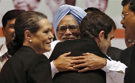 Congress party vice president Rahul Gandhi is hugged by India's Prime Minister Manmohan Singh (wearing turban) as Sonia Gandhi (2nd L), chief of India's ruling Congress party, watches at the end of the All India Congress Committee (AICC) meeting in New Delhi January 17, 2014. REUTERS/Adnan Abidi