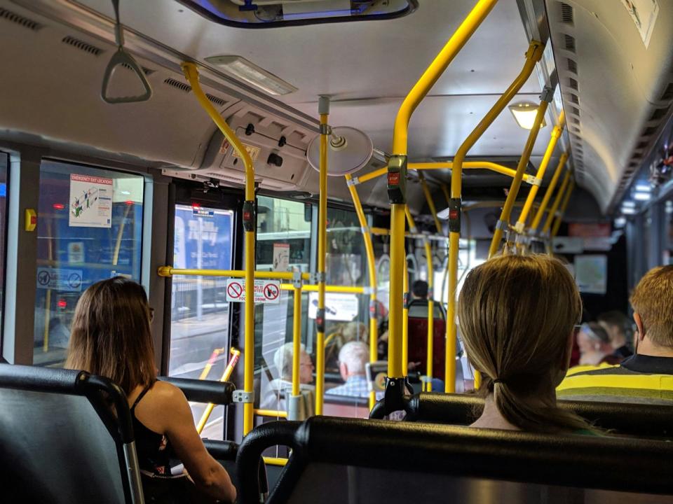 一名女網友抱怨在公車上被女乘客強拉要她讓座，聽聲音疑似慧慈。（示意圖，unsplash）