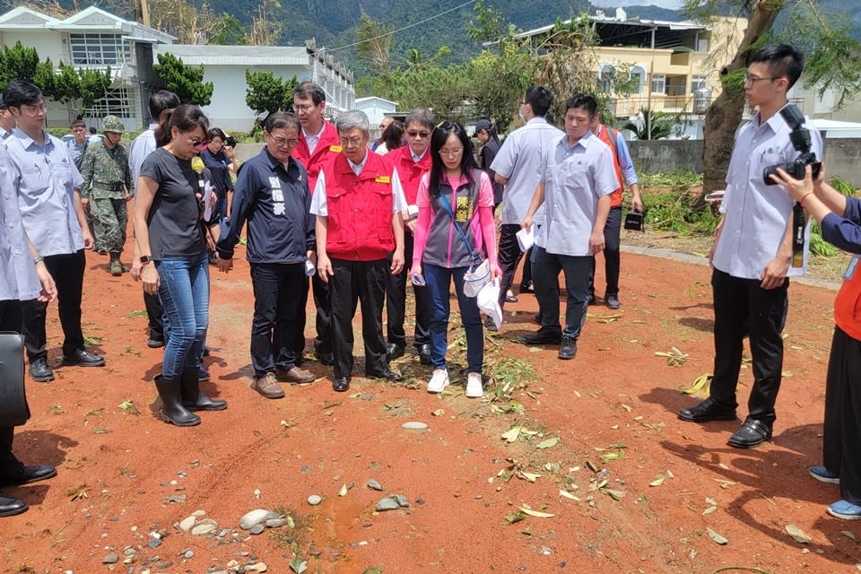 行政院長陳建仁今(5)日赴臺東勘災，並前往東河鄉都蘭國中關心校園災損。