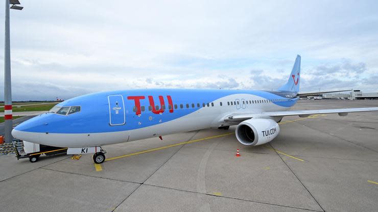 Trotz der Air-Berlin-Pleite gibt es mehr Sitzplätze in Ferienfliegern als Fluggäste. Tui-Chef Joussen stockt bei Tuifly dennoch auf.