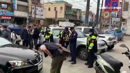 員警圍捕嫌犯，並搜刮車上。