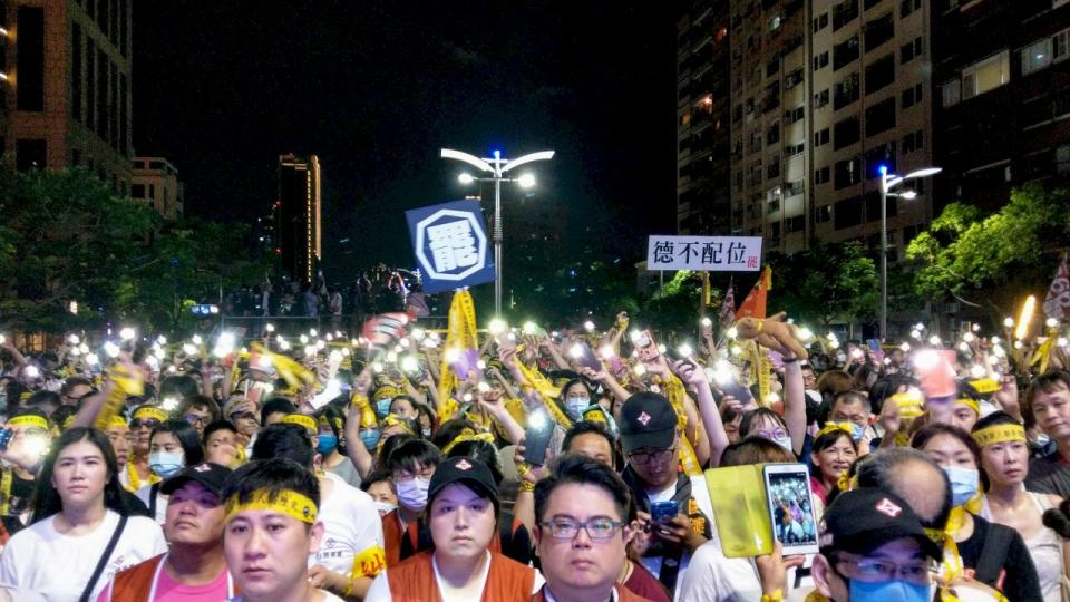 罷韓團體5日晚間號眾民眾走上街頭，遊行終點在韓國瑜當初宣示就職的愛河畔。(劉品希 攝)