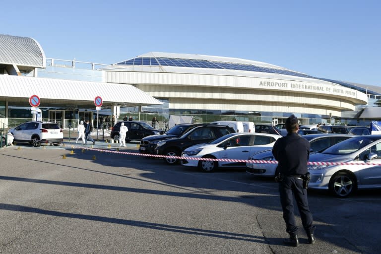 Des membres de la police scientifique sur les lieux d'une fusillade meurtrière à l'aéroport de Bastia, le 5 décembre 2017 en Corse (PASCAL POCHARD-CASABIANCA)