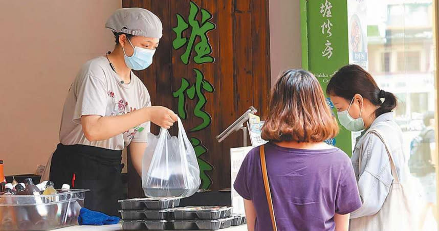 觀光餐飲業如今陷入「一夕歸零」困境，學者預估，每天憑空蒸發的產值超過44億元。圖為正在外帶的消費者。（圖／中國時報劉宗龍攝）