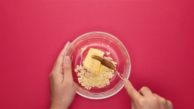 Mixing raw garlic with cooked garlic and butter