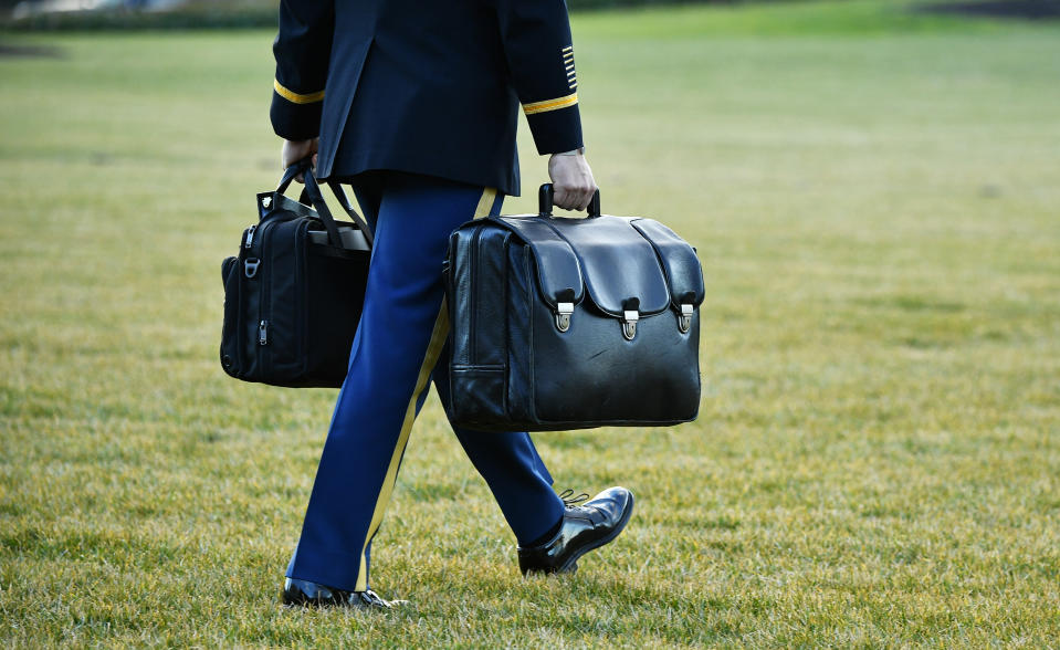 Ein Soldat bringt den "nuklearen Football" vor dem Abflug nach Florida zu Trumps Hubschrauber (Bild: Mandel Ngan/AFP)