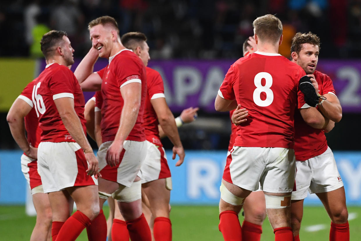 Wales' players celebrate after a tough test against Uruguay. (Photo by GABRIEL BOUYS / AFP) (Photo by GABRIEL BOUYS/AFP via Getty Images)