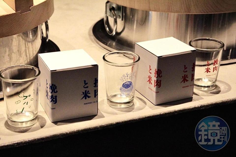 「挽肉と米」台灣分店特別推出台灣人愛的熱炒店啤酒玻璃杯作為週邊商品。（290/個，750元/3入組）
