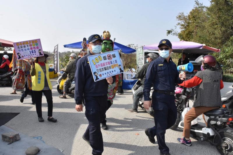 北港警反詐騙出新招　三太子土地公助陣遊行宣導