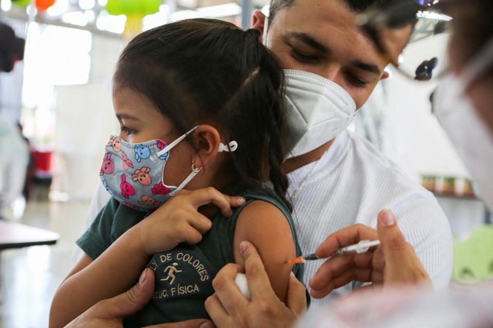 A child is administered a dose of the Pfizer-BioNTech coronavirus disease (COVID-19) pediatric vaccine, in San Jose, Costa Rica February 23, 2022. REUTERS/Mayela Lopez - RC2QPS9DXBAB