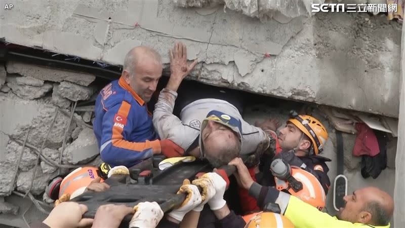 土耳其地震當地建築屋倒塌，居民也加入救援陣容，救出自己的鄰居。（圖／AP授權）