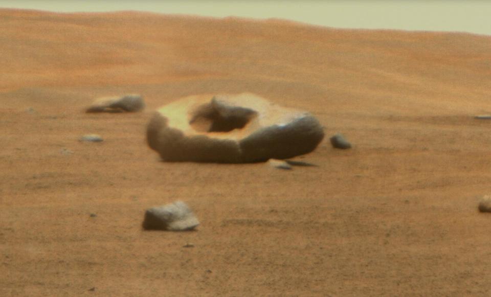 Encuentran una misteriosa roca con forma de dona en Marte