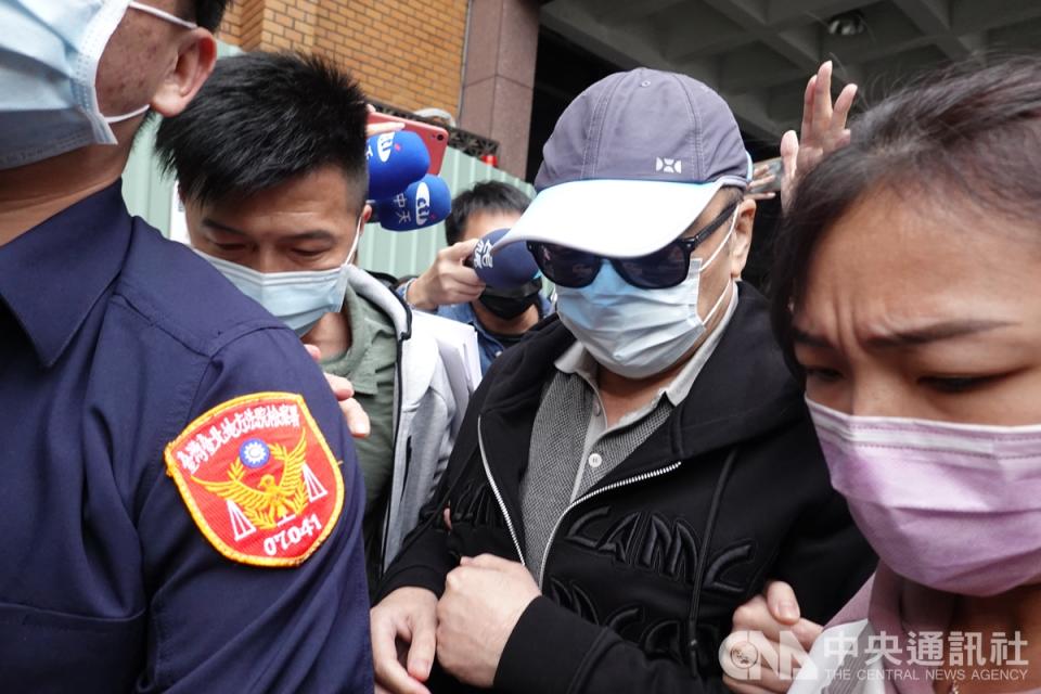 涉侵占龍巖2100萬元 李世聰200萬元交保龍巖公司創辦 人李世聰（中），被控侵占龍巖公司或龍巖基金會2100  萬元款項，台北地檢署27日約談李世聰到案，檢察官訊 問後諭令新台幣200萬元交保。李男妻子劉萍已獲100萬 元交保。（中央社）