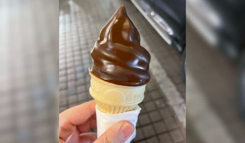 ▲麥當勞近日隱藏甜點「冰心雪糕」被網友挖出，即是以蛋捲冰淇淋加上巧克力醬延伸出來的產品。（圖／取自小紅書）