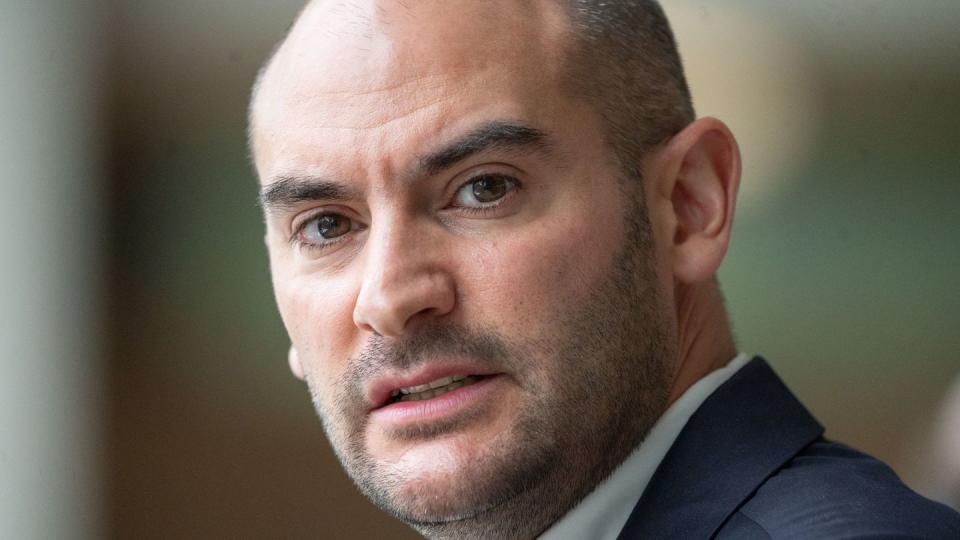 Danyal Bayaz (Bündnis 90/Die Grünen), Finanzminister von Baden-Württemberg, steht im Foyer des Landtags von Baden-Württemberg.