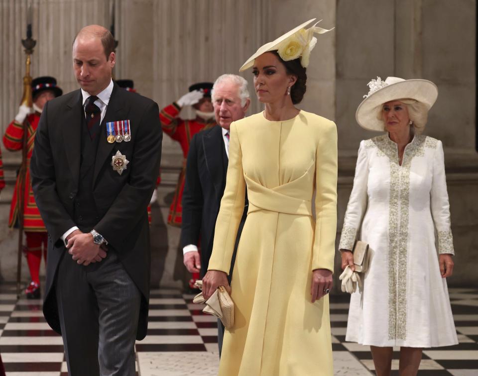 Catalina, la duquesa de Cambridge, de izquierda a derecha, el príncipe Guillermo, Camila, la duquesa de Cornualles, y el príncipe Carlos llegan a la misa de acción de gracias para la reina Isabel II en la Catedral de San Pablo en Londres el viernes 3 de junio de 2022 en el segundo de cuatro días de celebraciones por su Jubileo de Platino por sus 70 años de reinado. (Richard Pohle/Pool Photo via AP)