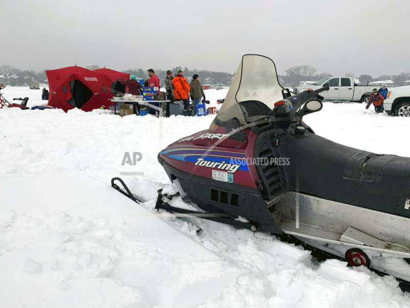 明尼蘇達州的雪地摩托車隊也需要走更遠的路才能找到好雪。（AP）