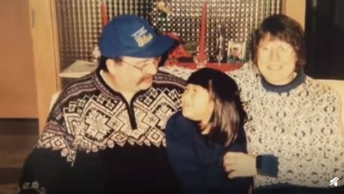 岳金華與養父母。（圖／翻攝自微博新京報我們視頻）