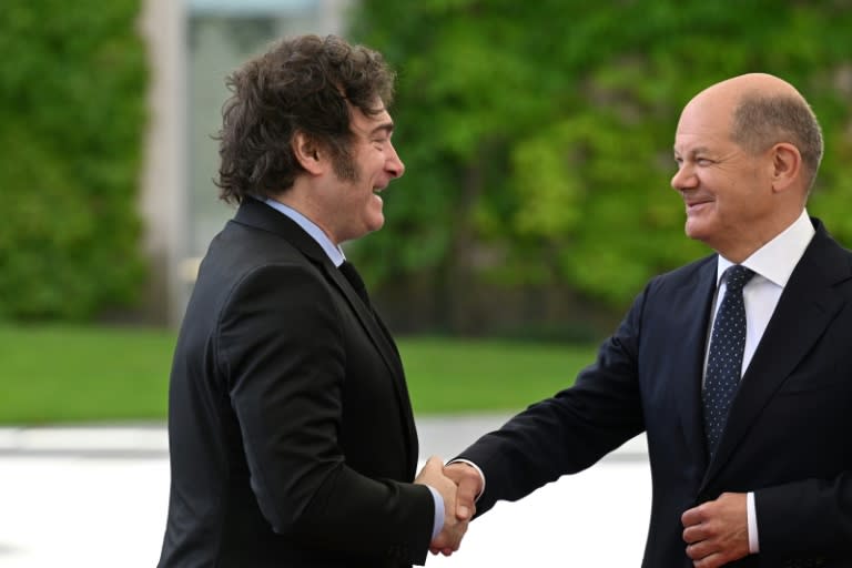 El canciller alemán Olaf Scholz (a la derecha) recibe al presidente argentino, Javier Milei, en Berlín el 23 de junio de 2024 (RALF HIRSCHBERGER)