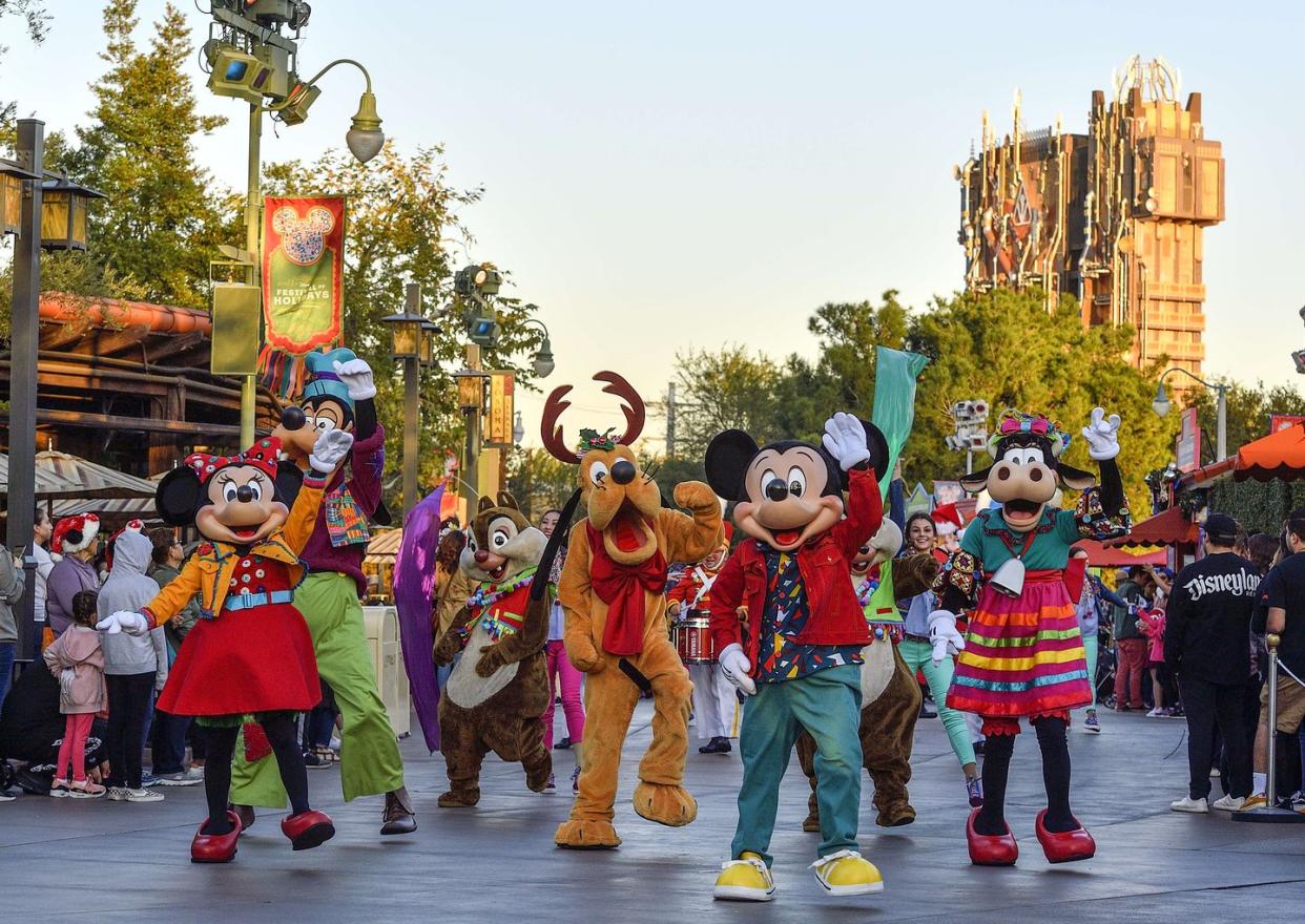 covid 19 disney lays off 28,000 employees at disneyland and walt disney world