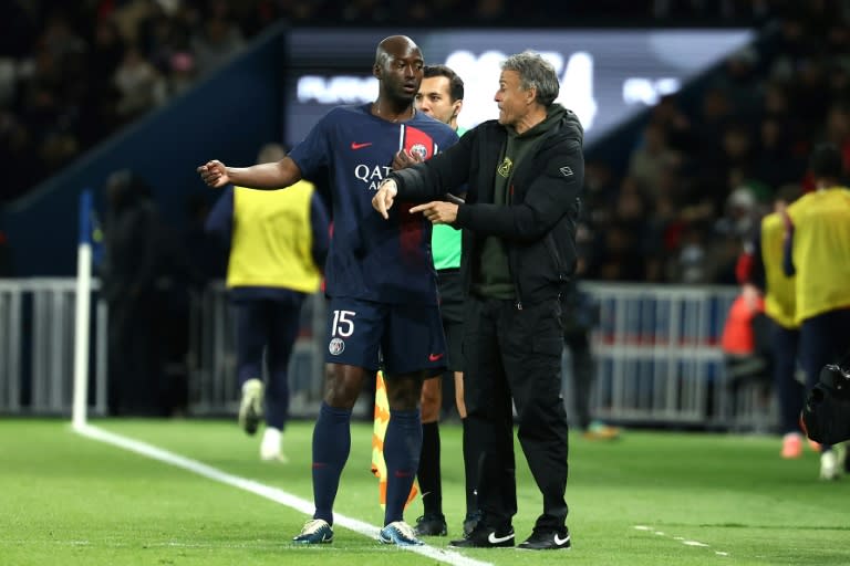 El entrenador del Paris Saint-Germain, Luis Enrique (drcha.), dialoga con el centrocampista Danilo Pereira durante un partido de la liga francesa de fútbol contra el visitante Olympique Lyonnais el 21 de abril de 2024 (Franck Fife)