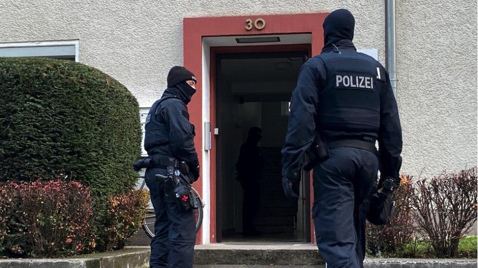 Policías a la entrada de un eficio en Fráncfort