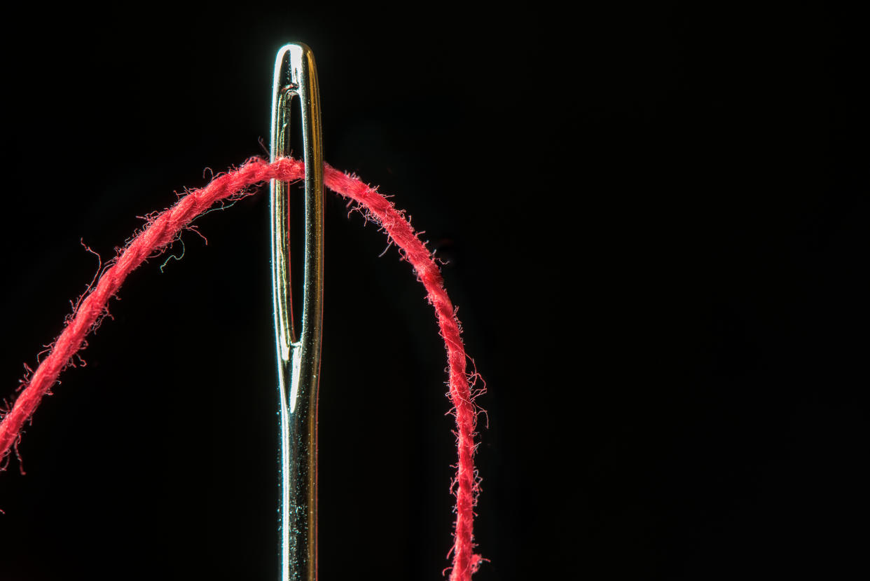 Der Faden muss durchs Nadelöhr – das kann manchmal zur echten Geduldsprobe werden. (Symbolbild: Getty Images)