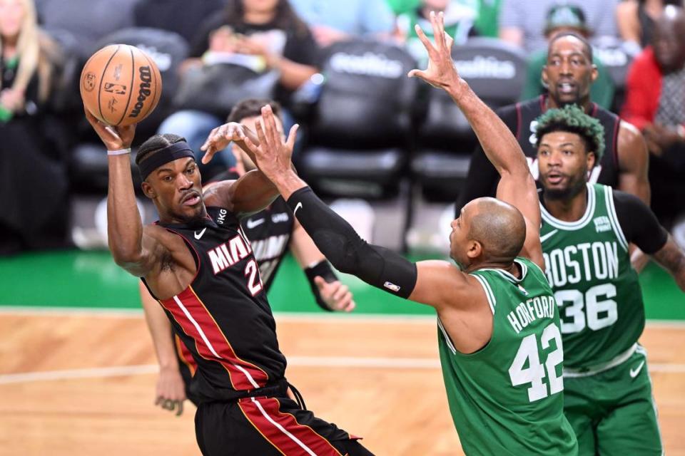 El jugador del Heat Jimmy Butler (izq.) trata de pasar la pelota ante la marca de Al Horford, de los Celtics, en el quinto partido de las Finales de la Conferencia Este, celebrado el 25 de mayo de 2023 en Boston.