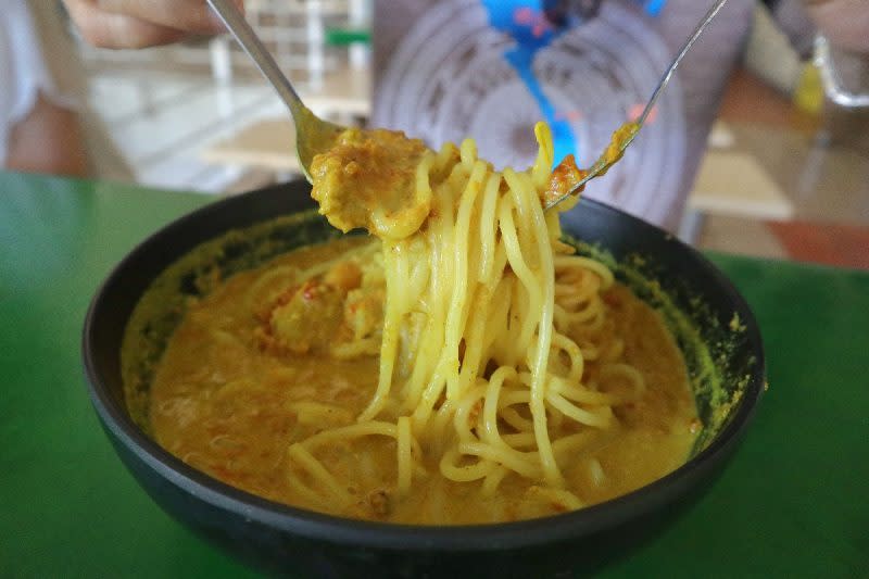 curry on - noodles