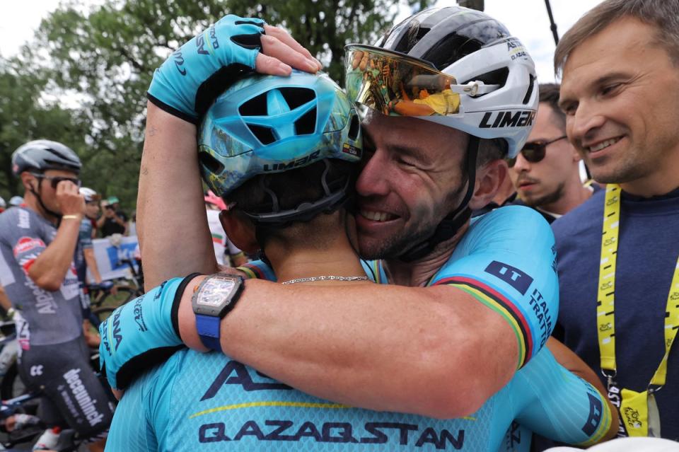 Cavendish embraced his teammates after victory (Pool via REUTERS)