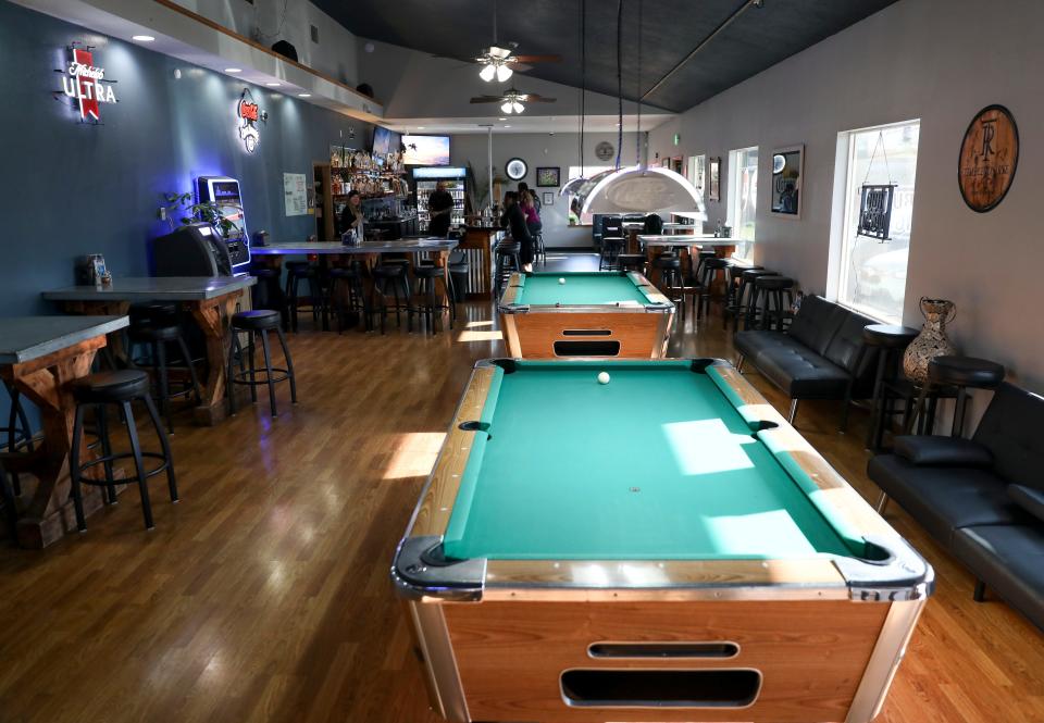 Mike's Hideaway en el norte de Salem ofrece mesas y asientos en el bar y tiene dos mesas de billar.