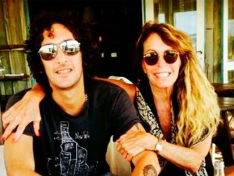 Robertino junto a su madre