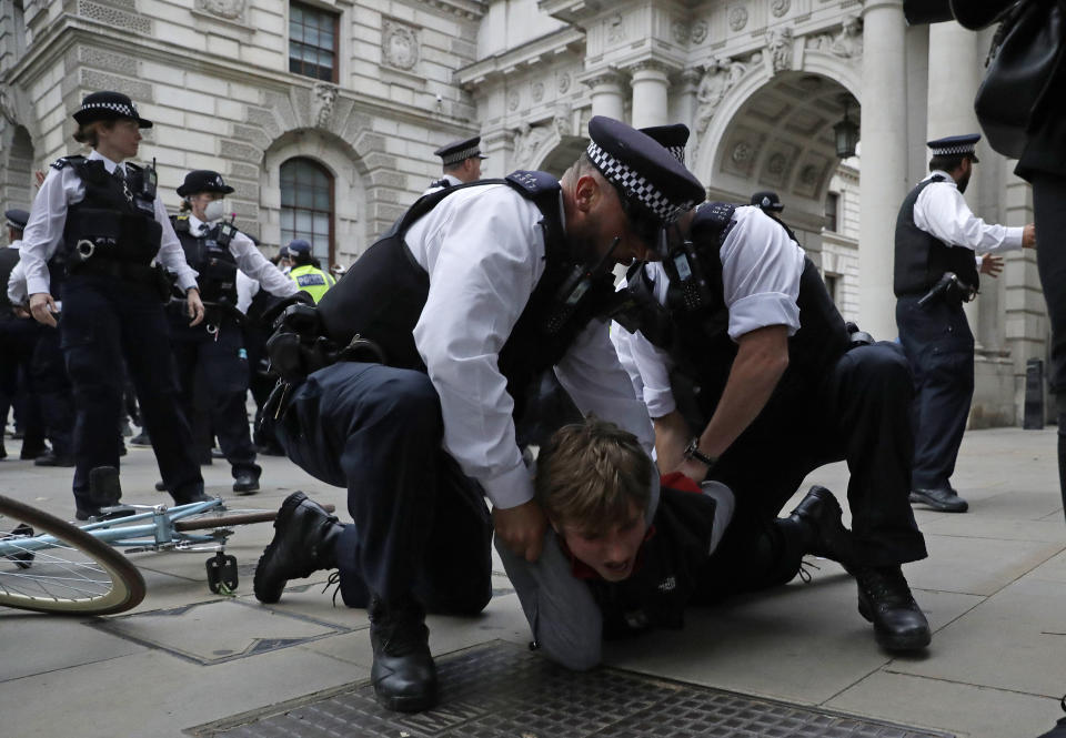 Policías detienen a manifestantes en el centro de Londres, el miércoles 3 de junio de 2020. Miles de personas se manifestaron en varios países el miércoles contra la violencia policial y la injusticia racial en EEUU. (AP Foto/Matt Dunham)