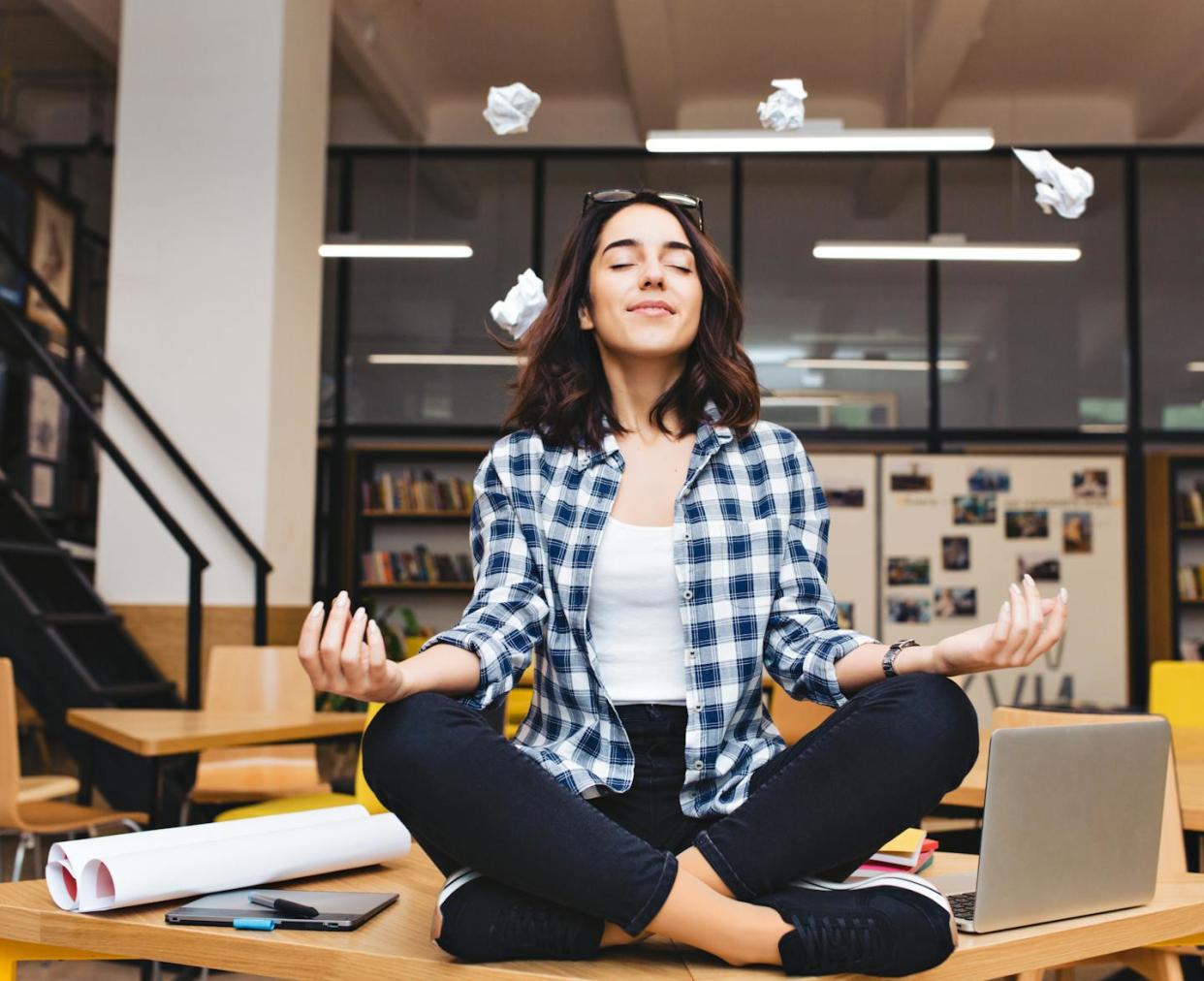 <a href="https://www.shutterstock.com/es/image-photo/young-joyful-brunette-woman-having-meditation-553195063" rel="nofollow noopener" target="_blank" data-ylk="slk:Look Studio/Shutterstock;elm:context_link;itc:0;sec:content-canvas" class="link ">Look Studio/Shutterstock</a>