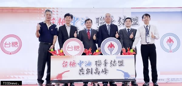 台糖董事長楊明州、中油總經理方振仁宣布雙品牌結盟，攜手打造信賴品牌，再創高峰。（記者李嘉祥攝）
